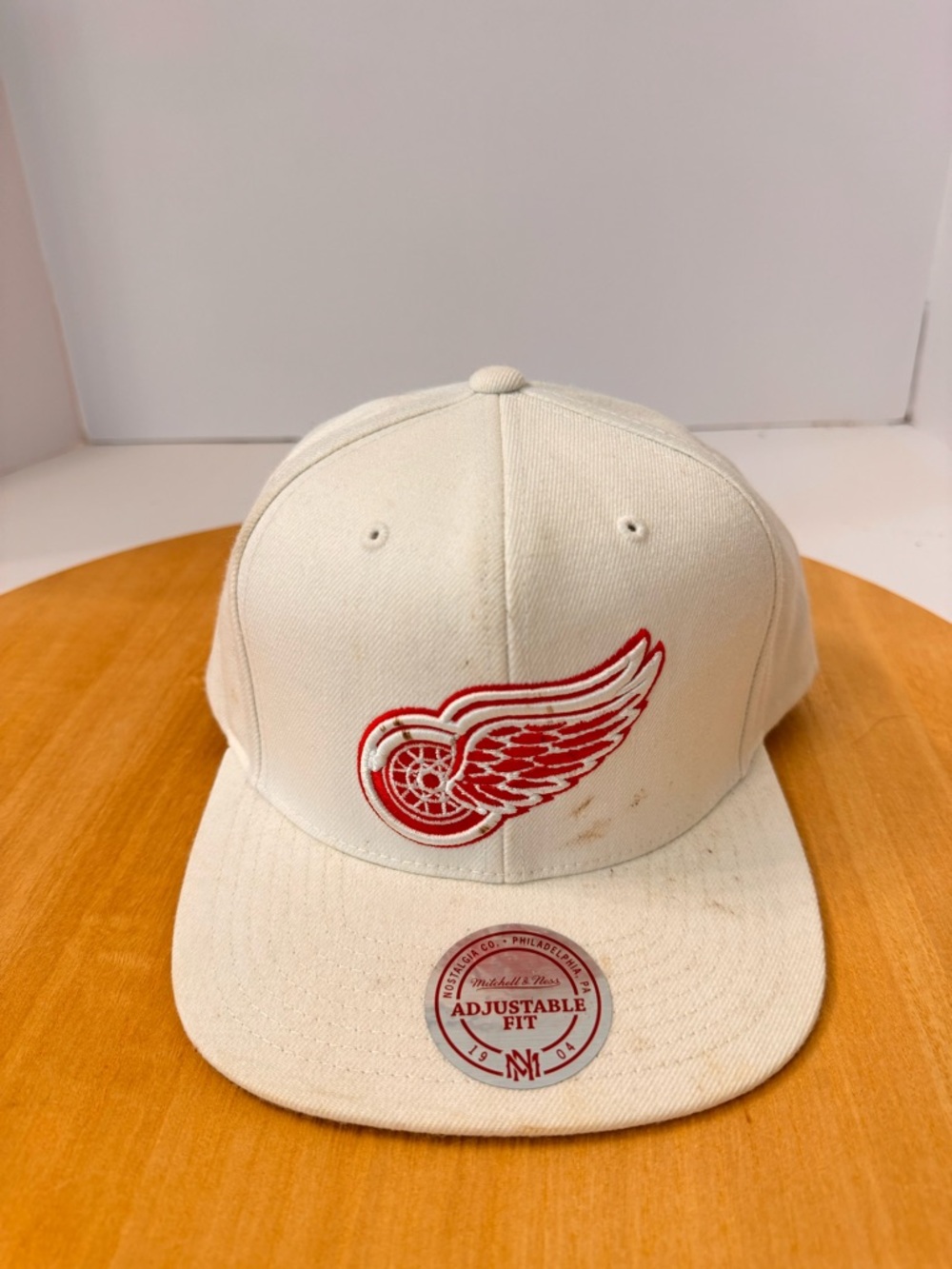 Mitchell & Ness White Detroit Red Wings Snapback Hat with Red Logo